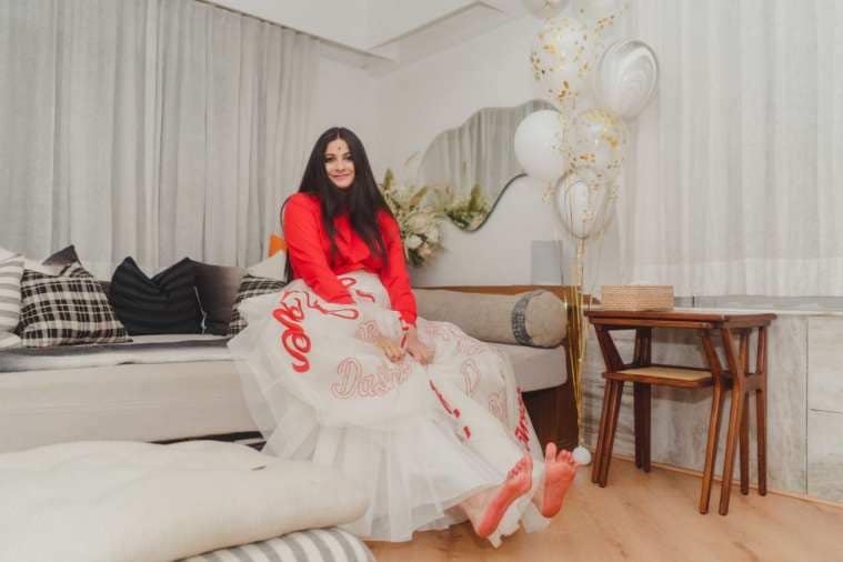 Rhea Kapoor luce el look de novia moderno con una combinación de chaqueta bomber roja y falda de organza