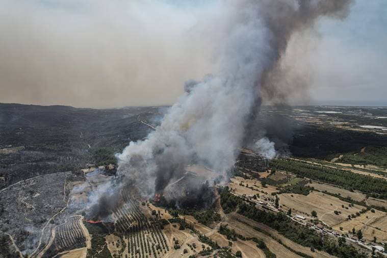 Turkey evacuates panicked tourists by boat from wildfires