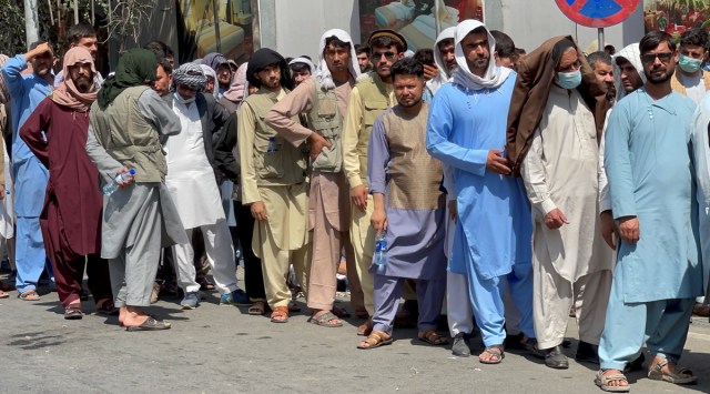 Afghans line up outside a bank to take out their money after Taliban takeover in Kabul, Afghanistan Sept.1, 2021. (Reuters)