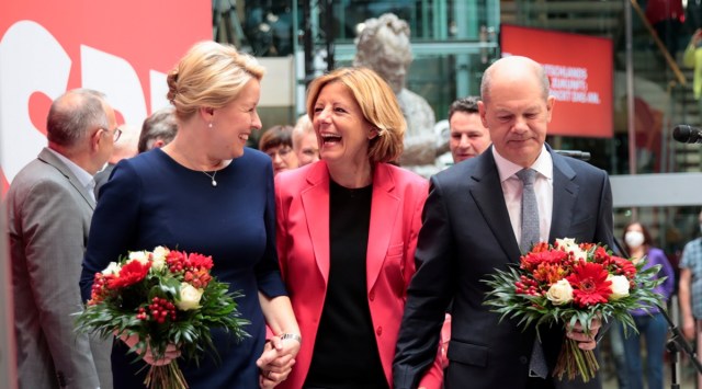 Social Democratic Party (SPD) leader and top candidate for chancellor Olaf Scholz and SPD member Franziska Giffey carry flower bouquets as they walk with Rhineland-Palatinate State Premier Malu Dreyer at their party leadership meeting, one day after the general elections, in Berlin, Germany, September 27, 2021. (Reuters)