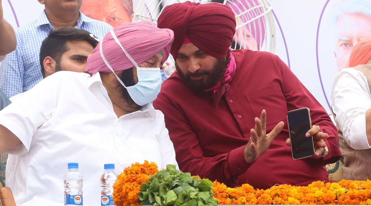 Former Punjab CM Capt Amarinder Singh with PPCC chief Navjot Sidhu. (File)