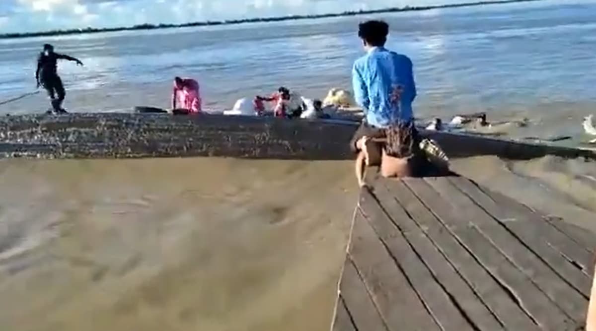 NDRF and SDRF personnel are carrying out rescue operations. (Photo: Twitter/@PronabPb)
