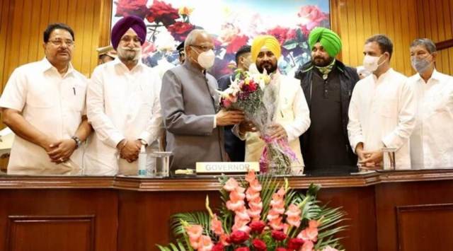 Punjab Governor Banwarilal Purohit congratulates newly-appointed CM Charanjit Singh Channi in presence of Rahul Gandhi and Navjot Singh Sidhu. (Source: PRO)
