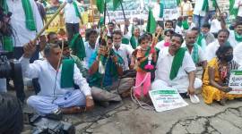 Farmers-protest-infront-of-Bengaluru-railway-station-1 Bengaluru farmers protest, Bharat Bandh, Bengaluru Bandh, SKM, Basavaraj Bommai, India, Bengaluru, Bengaluru news, Bangalore news. Indian express, Indian express, current affairs
