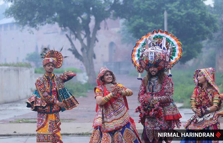 Garba, Garba dance, Garba dancers, Garba dancers practising, Navratri 2021, Garba during Navratri, Garba dancers in Gujarat, PM Modi, Sonu Sood, indian express news