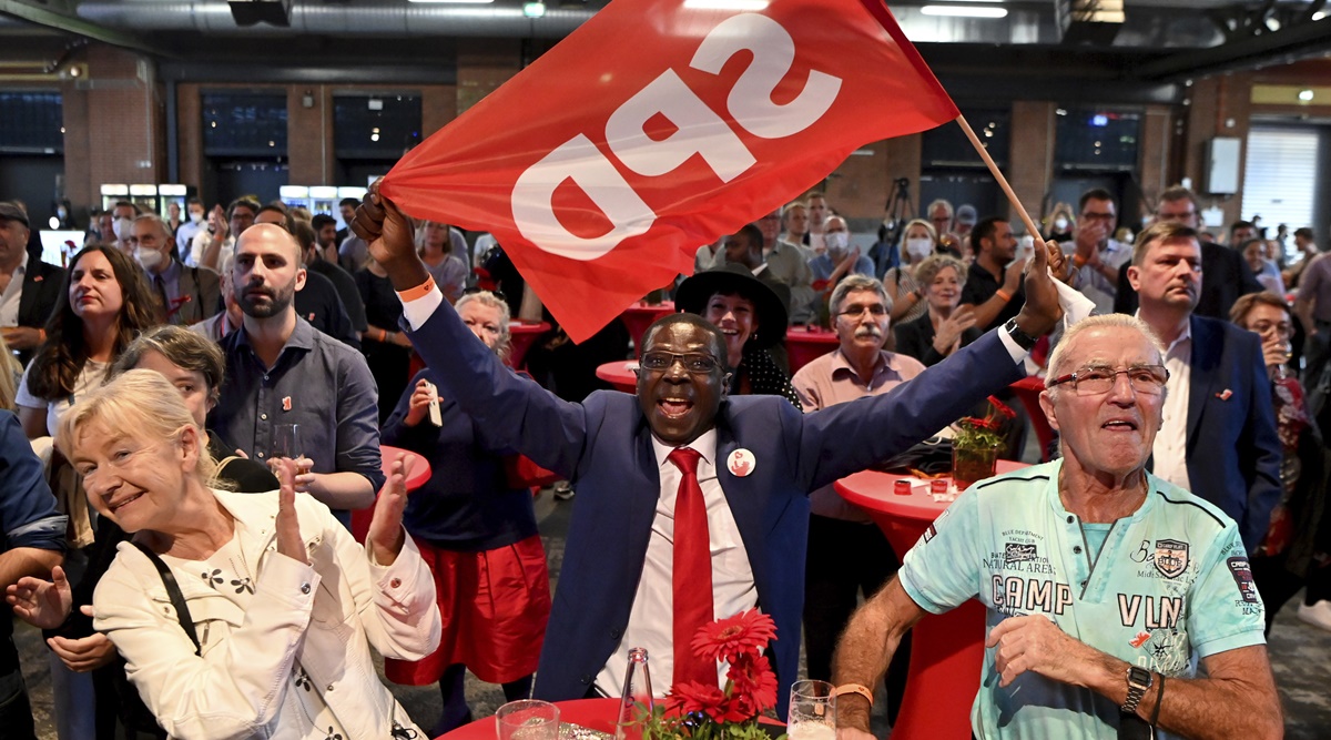 SPD supporters and members cheer at the election party of the Berlin SPD after the first forecasts for the outcome of the elections to the House of Representatives were announced, in Berlin on Sunday. (Photo: AP)