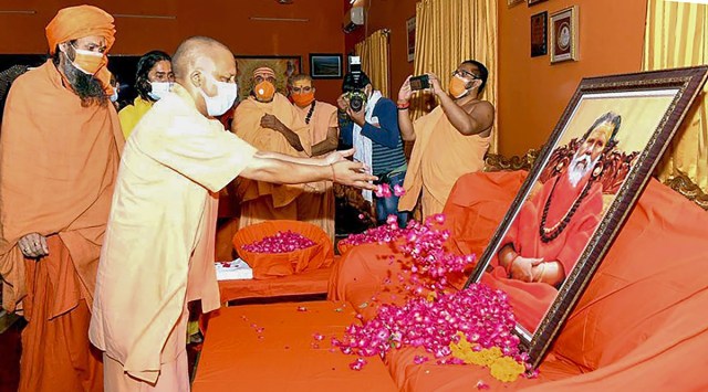 UP CM Yogi Adityanath pays tribute to Akhil Bharatiya Akhara Parishad President Mahant Narendra Giri, in Prayagraj on Tuesday. (Photo: PTI)