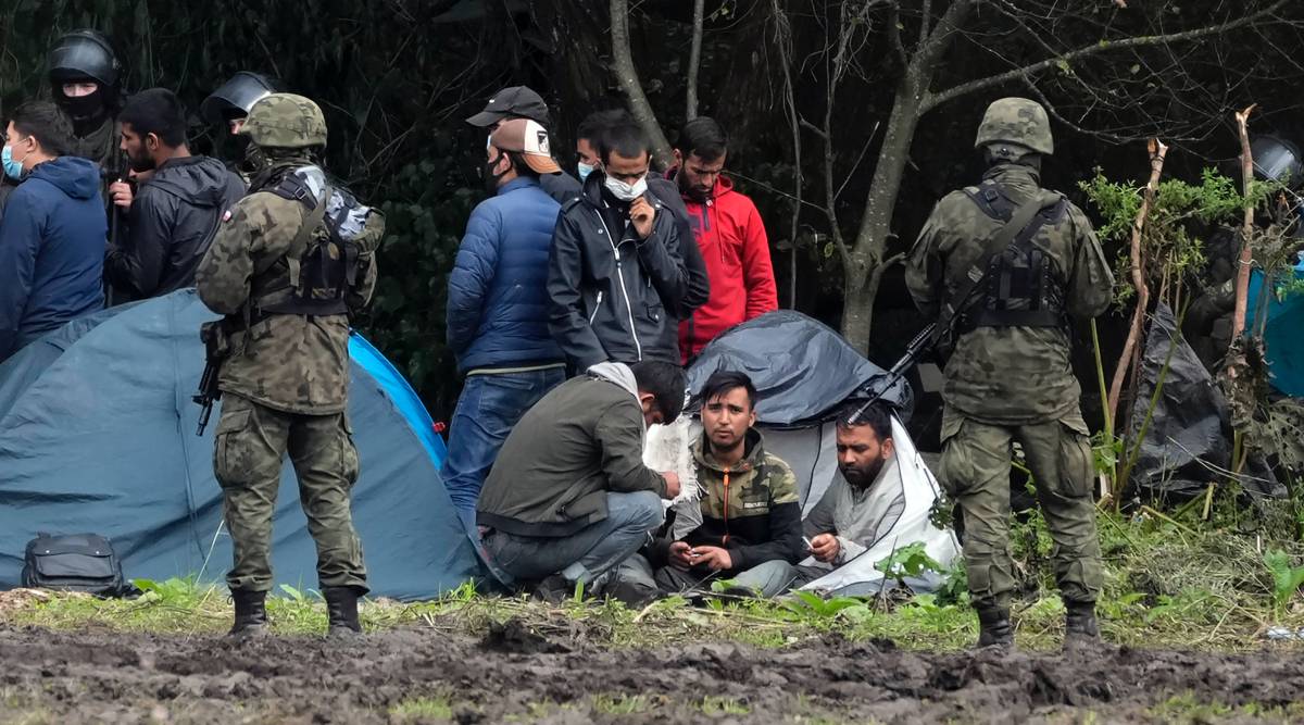Polish security forces surround migrants stuck along with border with Belarus in Usnarz Gorny, Poland, on Wednesday, Sept. 1, 2021. (AP Photo/Czarek Sokolowski)