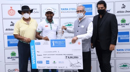 Chikkarangappa S of Bengaluru (second from right) receives the winner's cheque of  TATA Steel PGTI Players Championship from D S Dhesi, chief principal secretary of Haryana. Col. A S Dhillon of Panchkula Golf Club (extreme left) &  US Mundy, CEO, PGTI (extreme right) are also seen.