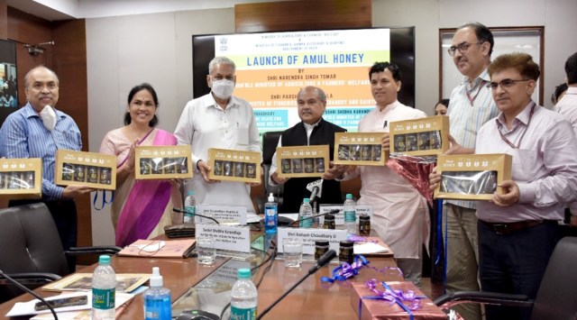 Narendra Singh Tomar during the launch of Amul Honey (Twitter/Narendra Singh Tomar)