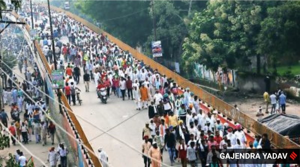Farmers walk towards the Government Inter College ground in Muzaffarnagar to participate in the Kisan Mahapanchayat. (Photo: Gajendra Yadav)