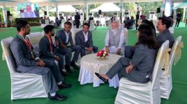 PM Modi with paralympians