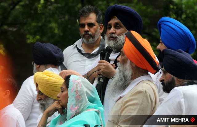 Shiromani Akali Dal (SAD) chief Sukhbir Badal, and former Union Minister Harsmirat Kaur Badal at the protest march.