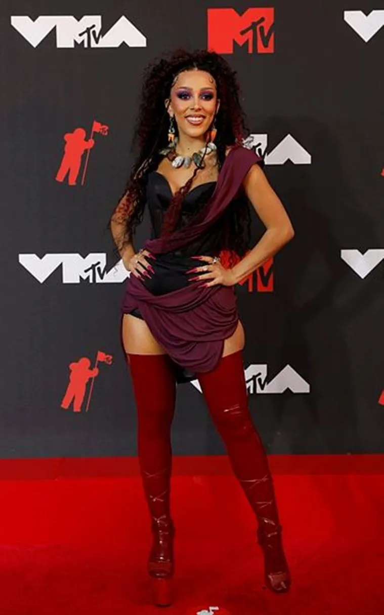 Chair hat to chicken feet boots: Everything Doja Cat wore at 2021 MTV VMAs  | Fashion News - The Indian Express