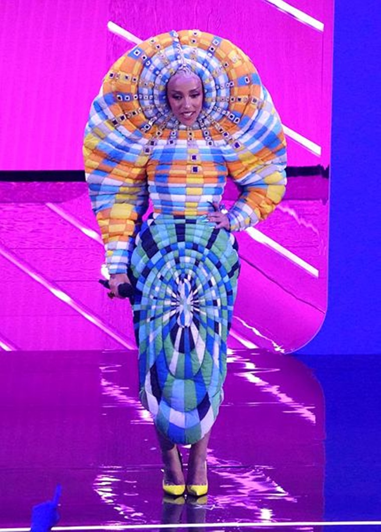 Chair hat to chicken feet boots: Everything Doja Cat wore at 2021 MTV ...
