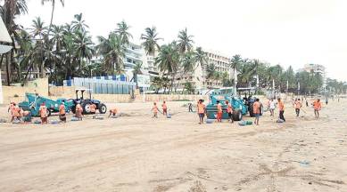 juhu beach, varsova, bmc, tar deposit at juhu beach, monsoon, mumbai news, indian express, indian express news, current affairs