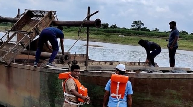 Sand mafia crackdown: Pune rural police destroys 10 boats | Pune news