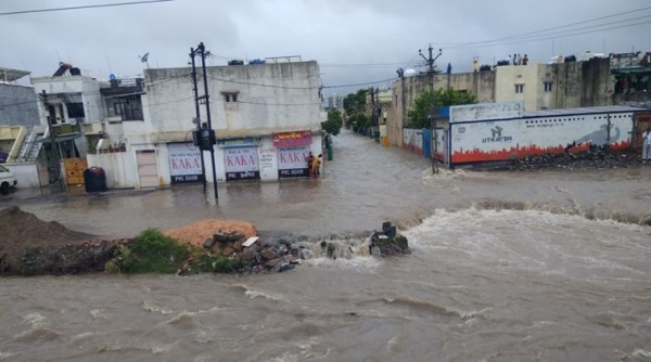 गुजरात: भारी बारिश के बाद निचले इलाकों में बाढ़, एनडीआरएफ ने फंसे लोगों को बचाया
