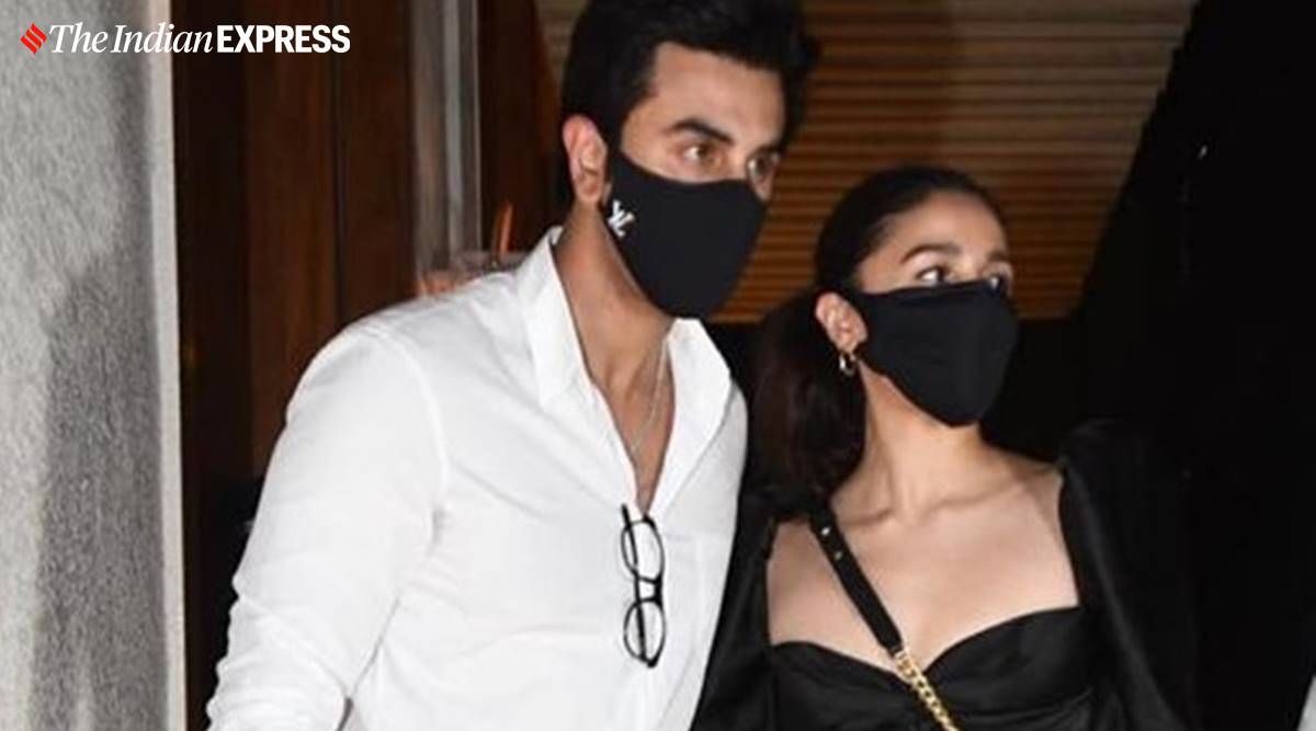 Ranbir Kapoor has his arms around Alia Bhatt as couple hounded by fans at  airport in Rajasthan. Watch | Bollywood News - The Indian Express