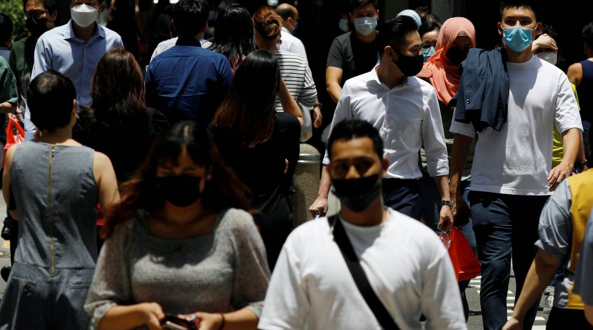Office workers spend their lunch breaks at the central business district amid the COVID-19 outbreak in Singapore, September 8, 2021. REUTERS/Edgar Su