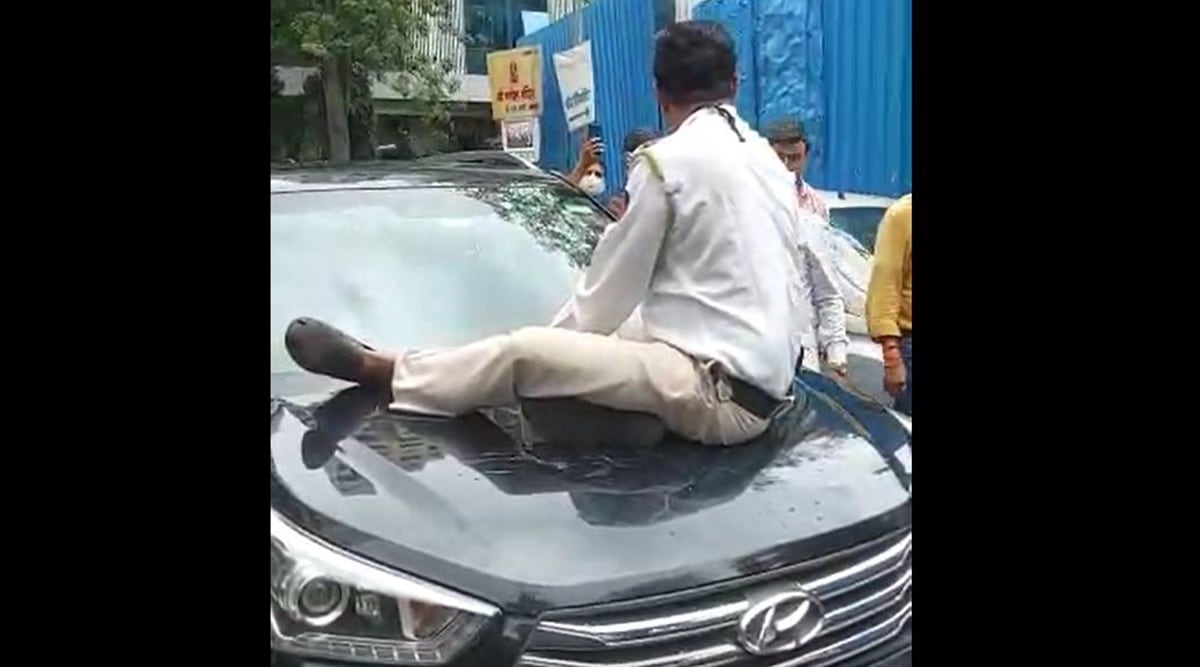 Caught On Cam Man Tries To Escape Speeds Away With Mumbai Traffic Cop Seated On Cars Bonnet 2244