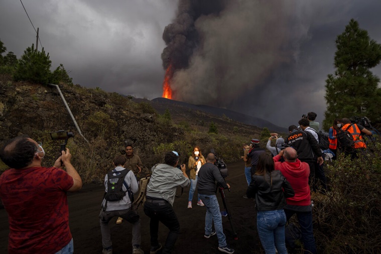 Canary Island volcano sends thousands fleeing See Photos