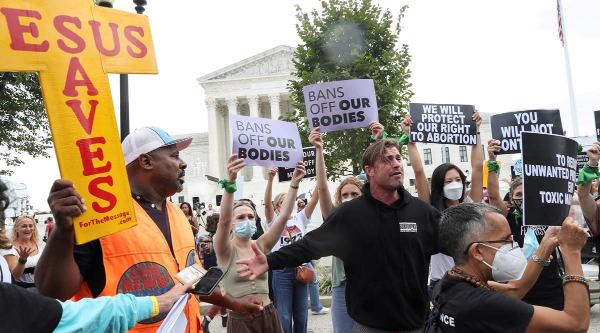 People protest for and against abortion rights outside of the U.S. Supreme Court building in Washington, DC, US October 4, 2021. (Reuters) 