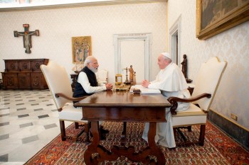 PM Modi holds tete-a-tete with Pope Francis at Vatican | India ...