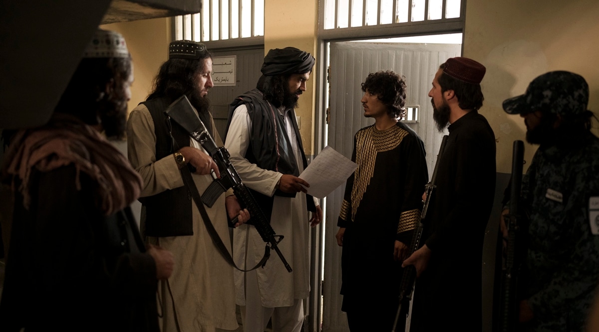 Taliban fighters talk to a detainee before transferring him to a court in Kabul, Afghanistan, Sunday, Sept. 19, 2021. (AP)