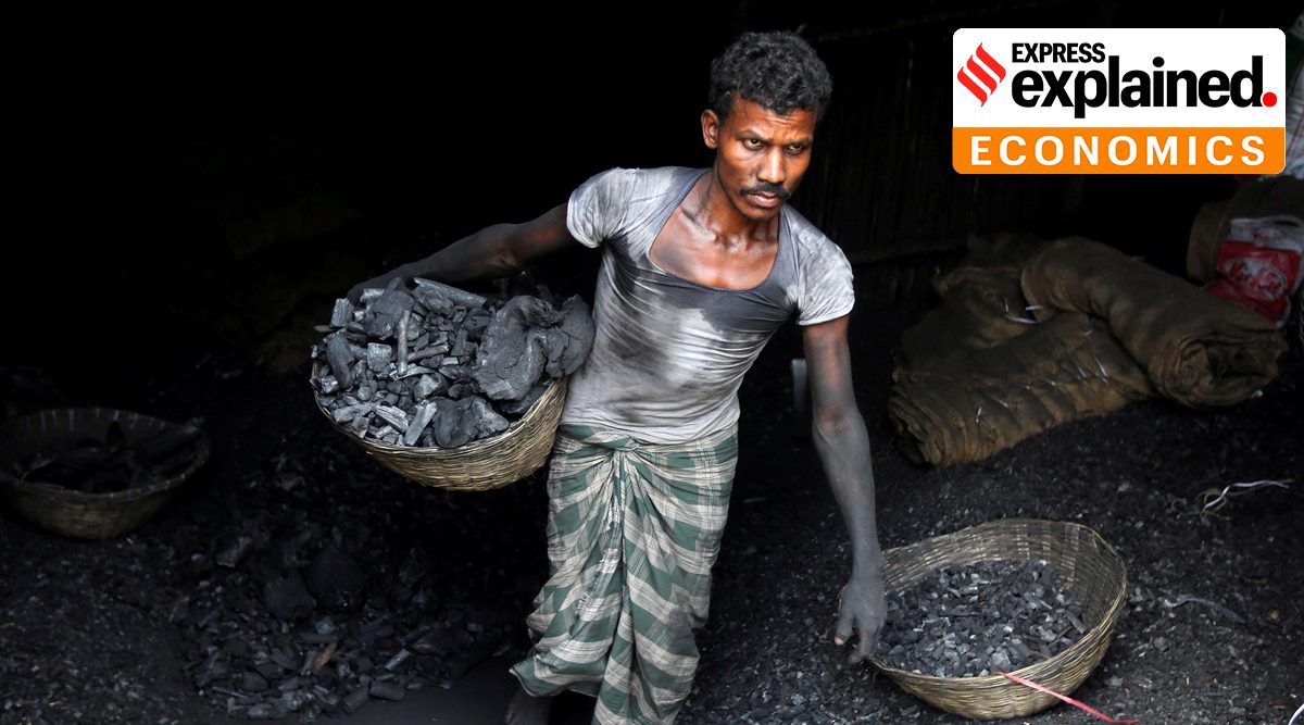 A worker carries coal in a basket in a industrial area in Mumbai, India May 31, 2017. (Reuters Photo: Shailesh Andrade, File)