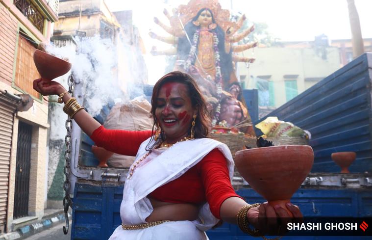 Durga Puja, Durga Puja 2021, Durga Puja rituals, Durga Puja last day, Durga Puja Bengali community, Durga Puja immersion, Durga Puja sindoor khela, Durga Puja visarjan, Durga Puja Dashami, indian express news