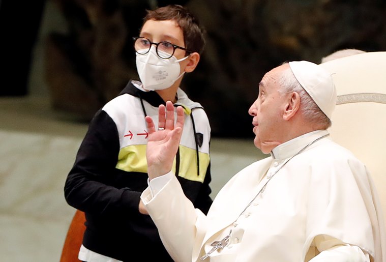pope francis, vatican weekly audience meeting, boy tries to take pope cap, boy wants to take pope papal cap, viral video, indian express