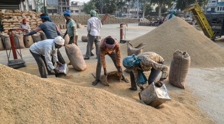 Delhi government hikes minimum wages for labourers