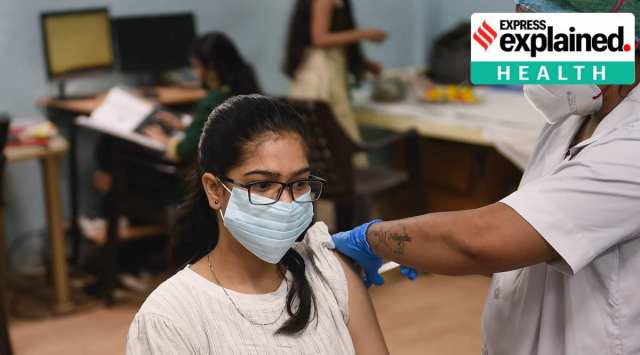 Mumbai:  A health worker administers a dose of COVID-19 vaccine to a beneficiary as India crossed the 1 billion Covid-19 vaccine dose milestone, at Rajawadi Hospital in Mumbai, Thursday, Oct. 21, 2021.  (PTI Photo/Kunal Patil)