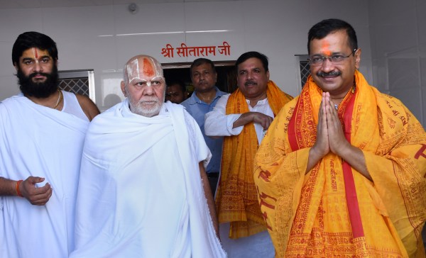 Delhi CM Arvind Kejriwal offers prayers at Ram Janambhoomi site in ...