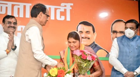 Madhya Pradesh CM Shivraj Singh Chouhan welcomes Sulochna Rawat to BJP. (Photo: Twitter/@ChouhanShivraj)