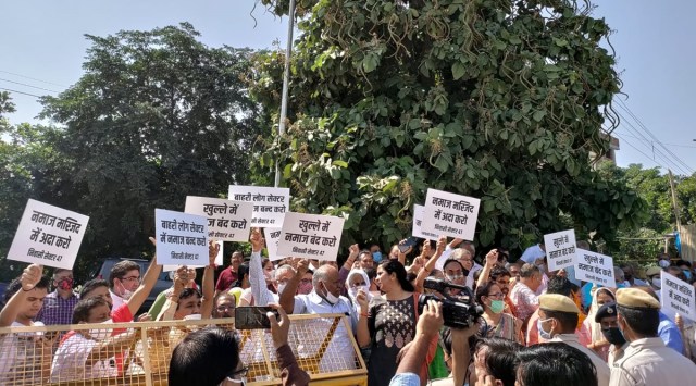 At 1 pm, a group of 30-35 residents, carrying placards that read ‘stop namaz in open spaces’ and ‘offer namaz in mosque’, and raising ‘Bharat Mata ki Jai’ slogans, gathered at the ground opposite State Vigilance Bureau office in sector 47