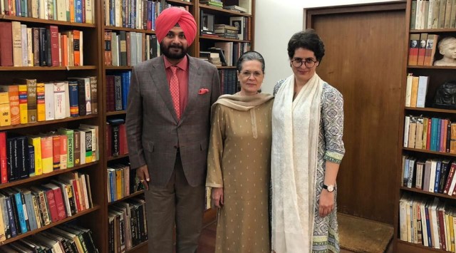 Navjot Singh Sidhu with Sonia Gandhi and Priyanka Gandhi in New Delhi (File)