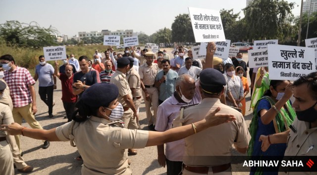 Hindu residents of Gurgaon protest against the Namaz offering at a ground in Sector 47, Gurgaon amid police presence on Friday, October 15, 2021. (Express photo by Abhinav Saha)