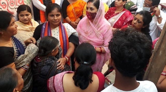 A group of BJP Mahila Morcha members met the missing lady teacher's family. (Twitter/@SmrutiPattnaik6)