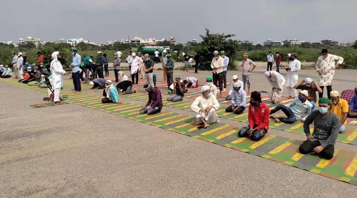 To counter namaz in open, Gurgaon residents show up with mic, sing ...