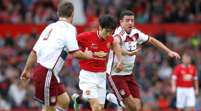 Manchester United Legend Ji Sung Park in action against Bayern Munich All Stars Roy Makaay (Source: Reuters)
