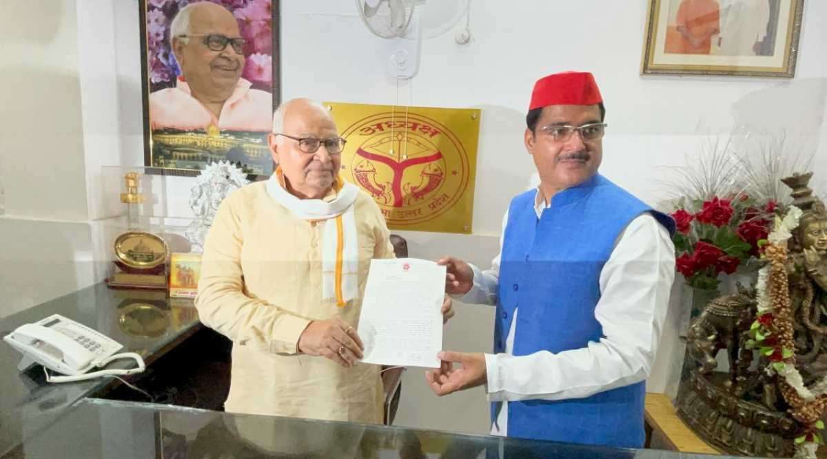 SP MLA Rakesh Pratap Singh submitting his resignation to Speaker of UP Legislative Assembly Hriday Narayan Dixit. (Photo: Twitter@rpsmlagauriganj)