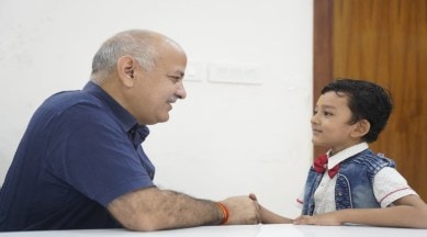 Manish Sisodia makes new friend, Manish Sisodia friends with Hiten, Manish Sisodia meets 5 year old, Manish Sisodia friends with 5 year old, Manish Sisodia and Hiten friends, indian express, indian express news, trending, trending news