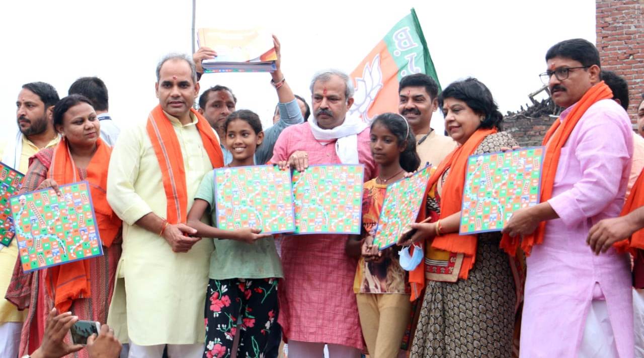 Boxes near the ‘snakes’ also have ‘DTC scam’, 'education scam', 'ration scam' and 'Delhi Jal Board scam' written on them.