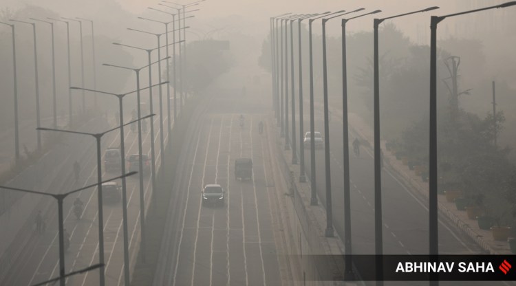 Commuters drive through smog in Delhi NCR (Express photo by Abhinav Saha)