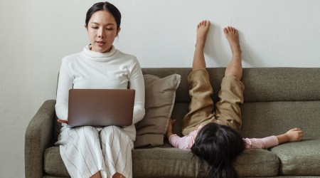 Distracted-child-mother-pexels