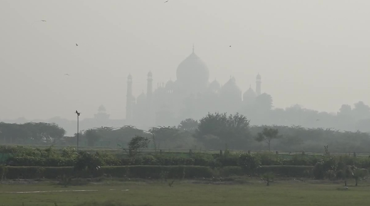 Where’s Taj? Thick smog envelopes mausoleum