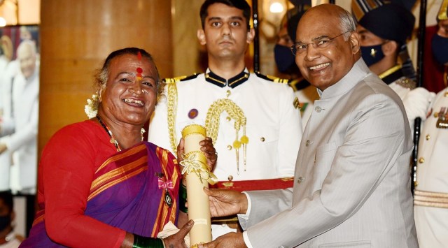 Manjamma Jogathi receives the Padma Shri award from President Ram Nath Kovind at Rashtrapati Bhavan.