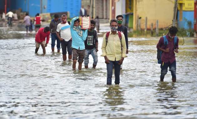 Bengaluru waterlogged after heavy rain, NDRF rescues stranded citizens ...